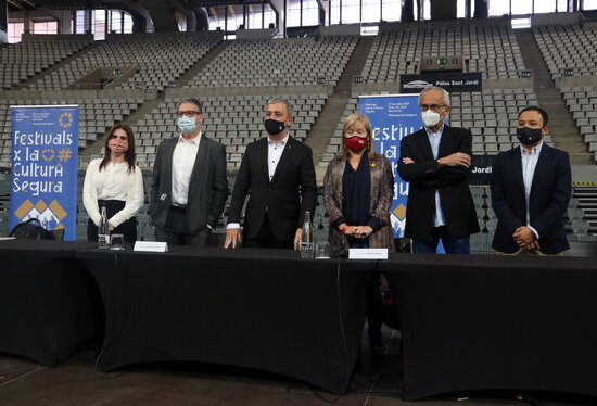 Politicians, event organizers and doctors at press conference to announce results of Love of Lesbian concert experiment (by Pau Cortina)